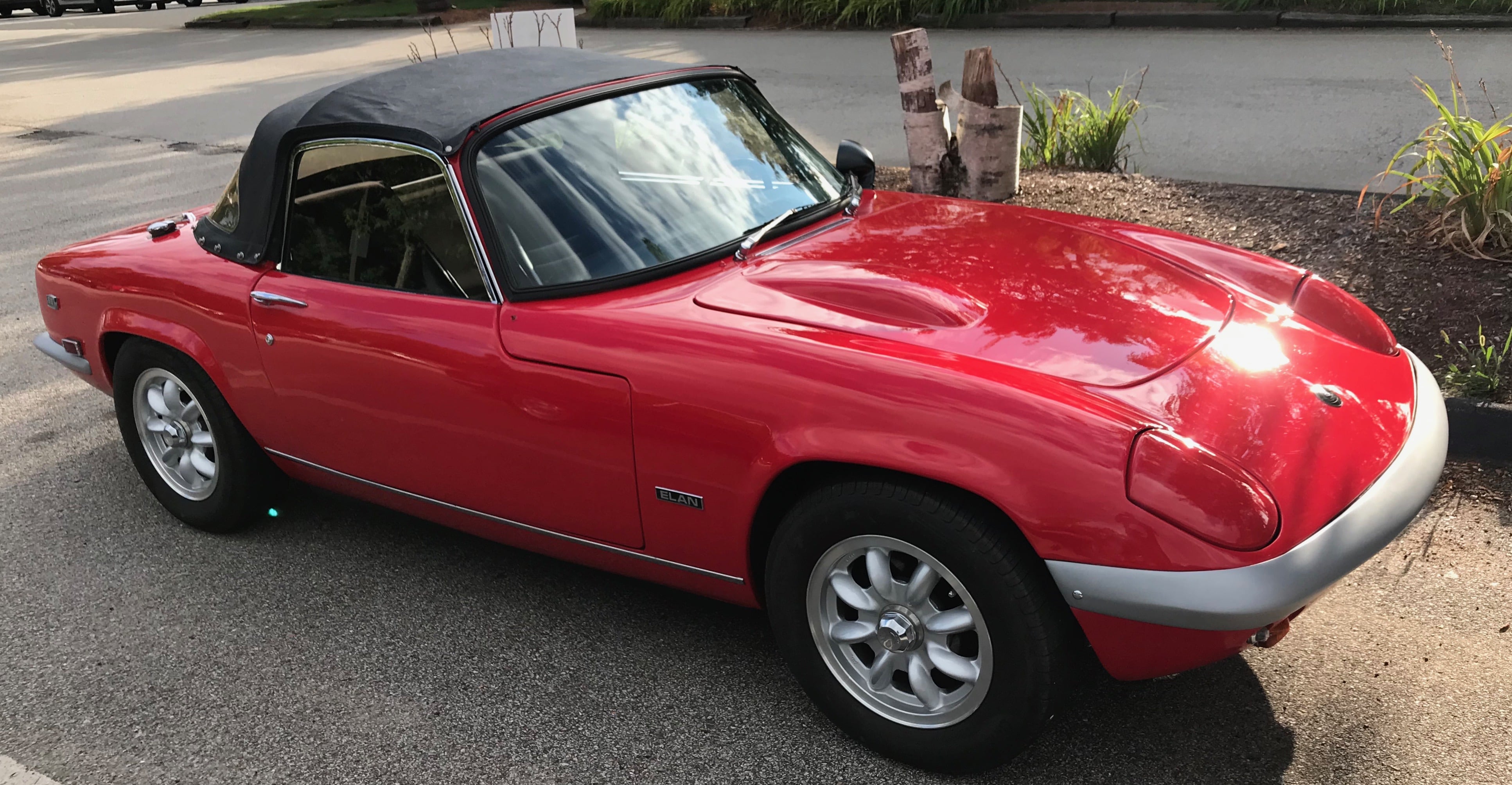 Lotus_Elan_S4_DHC_with_convertible_top_raised